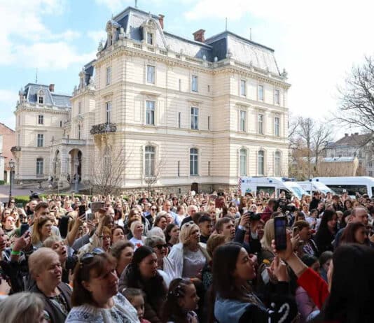 Тисячі львів’ян відроджують магію писанкарства заради великої мети