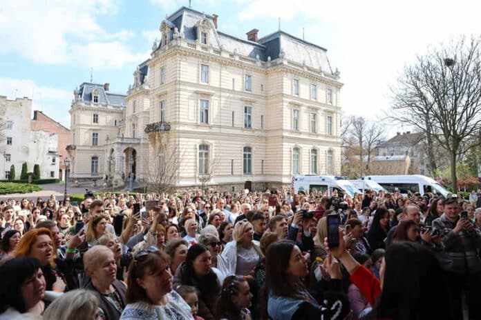 Тисячі львів’ян відроджують магію писанкарства заради великої мети Тисячі львів’ян відроджують магію писанкарства заради великої мети