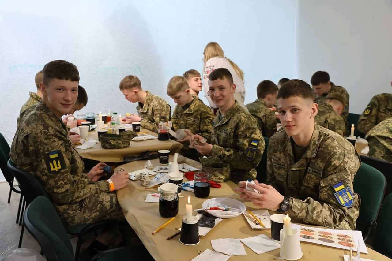 Тисячі львів’ян відроджують магію писанкарства заради великої мети