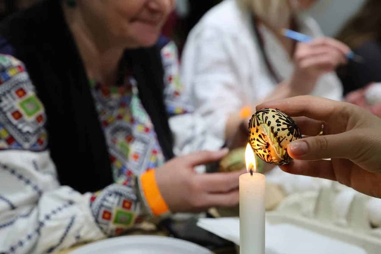 Тисячі львів’ян відроджують магію писанкарства заради великої мети