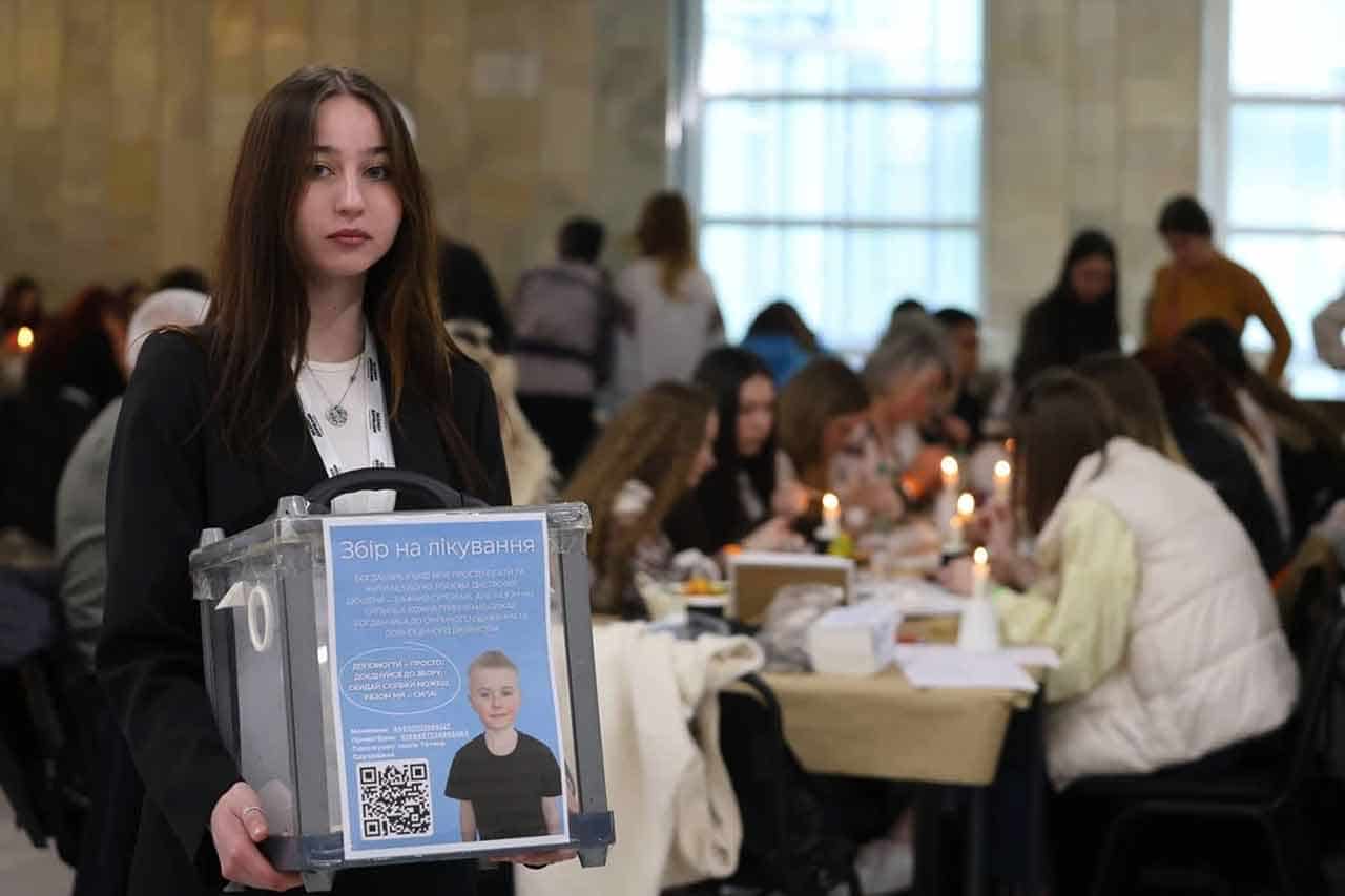 Тисячі львів’ян відроджують магію писанкарства заради великої мети