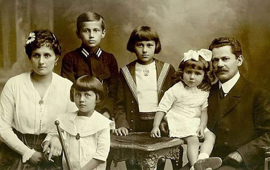 Ян Щепаник з дружиною і дітьми, фото: apw.ee.pw.edu.pl